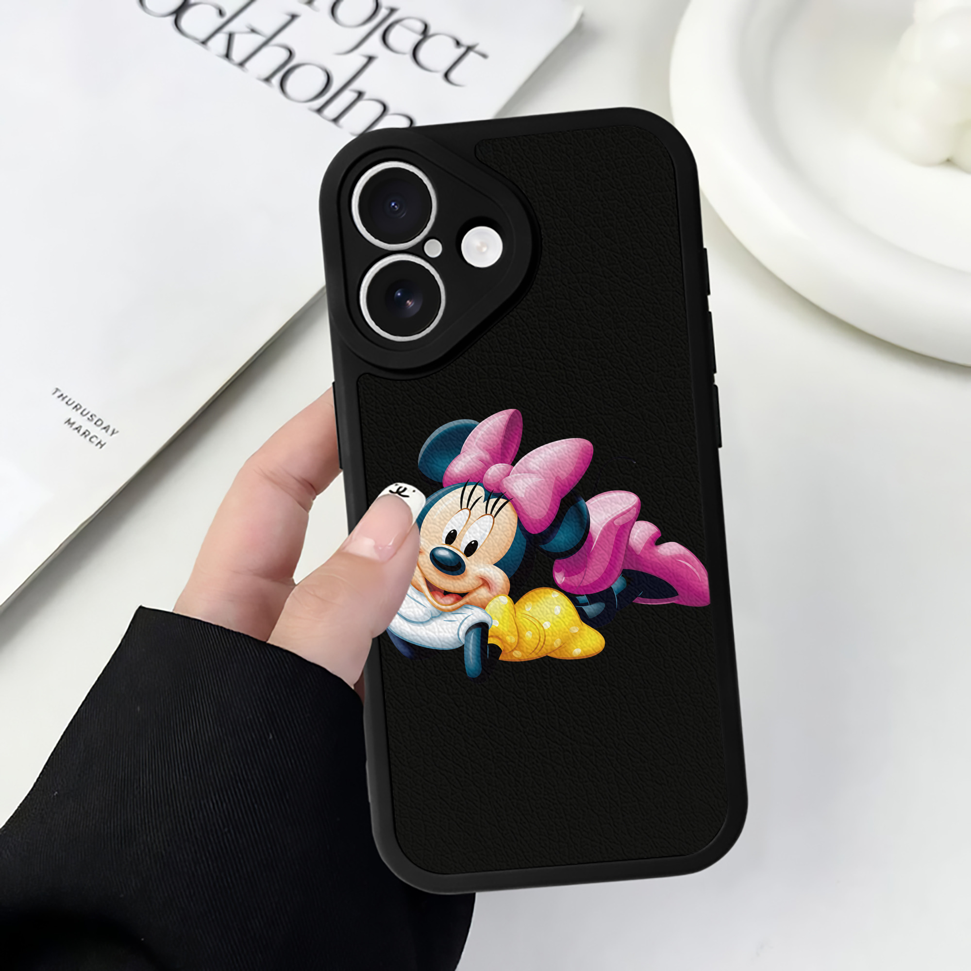 （画像用） ミッキーマウス Mickey Mouse 【iPhone 16シリーズ対応】シリコンスマホケース（レザー調） 材質：シリコン